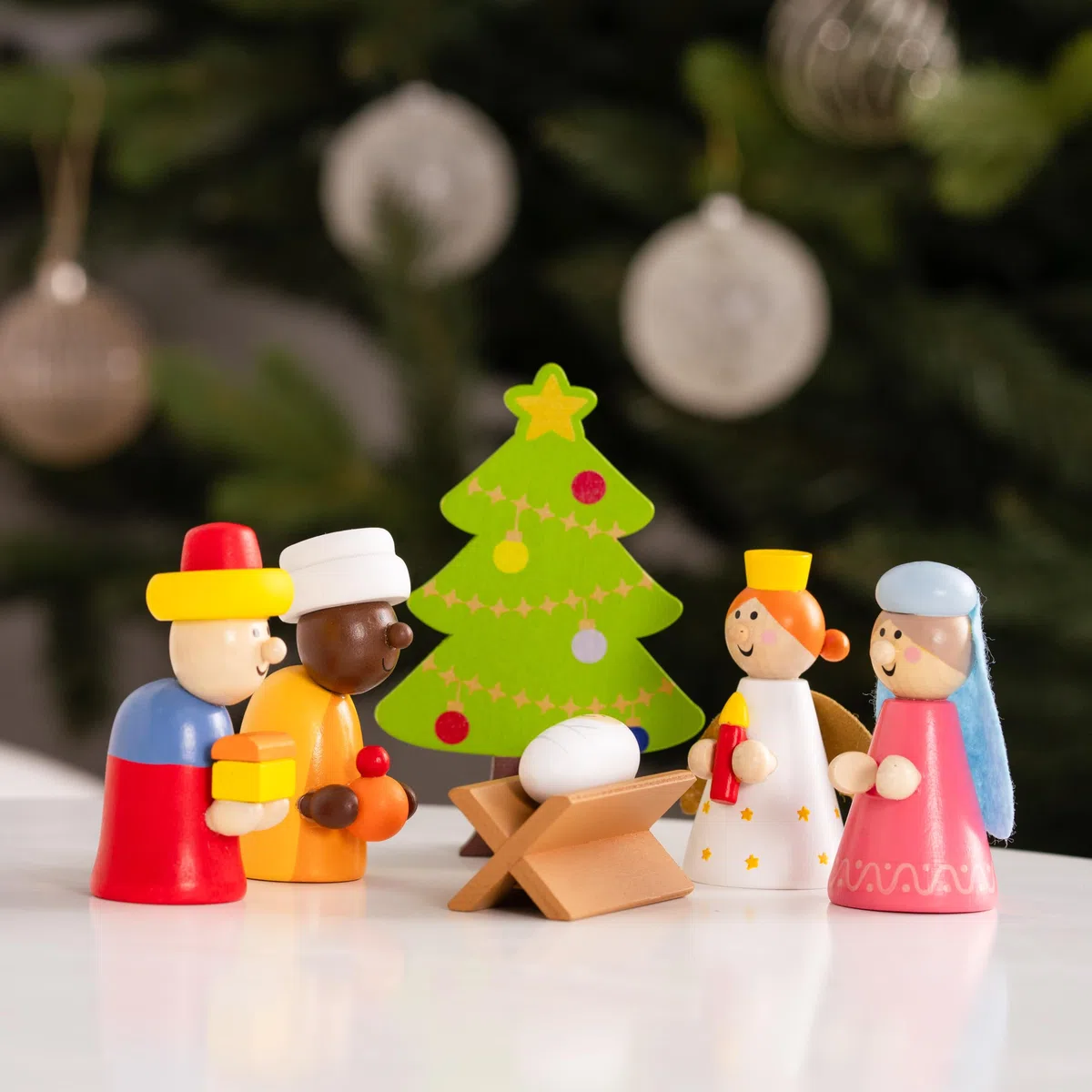 Weihnachtskrippe - Holz handbemalt - 18 Teile - mit Weihnachtsbaum – Krippenspiel für Kinder – farbenfrohe Deko & Geschenkidee - Stall mit Stern, Heilige Drei Könige, Maria & Josef, Ochs & Esel