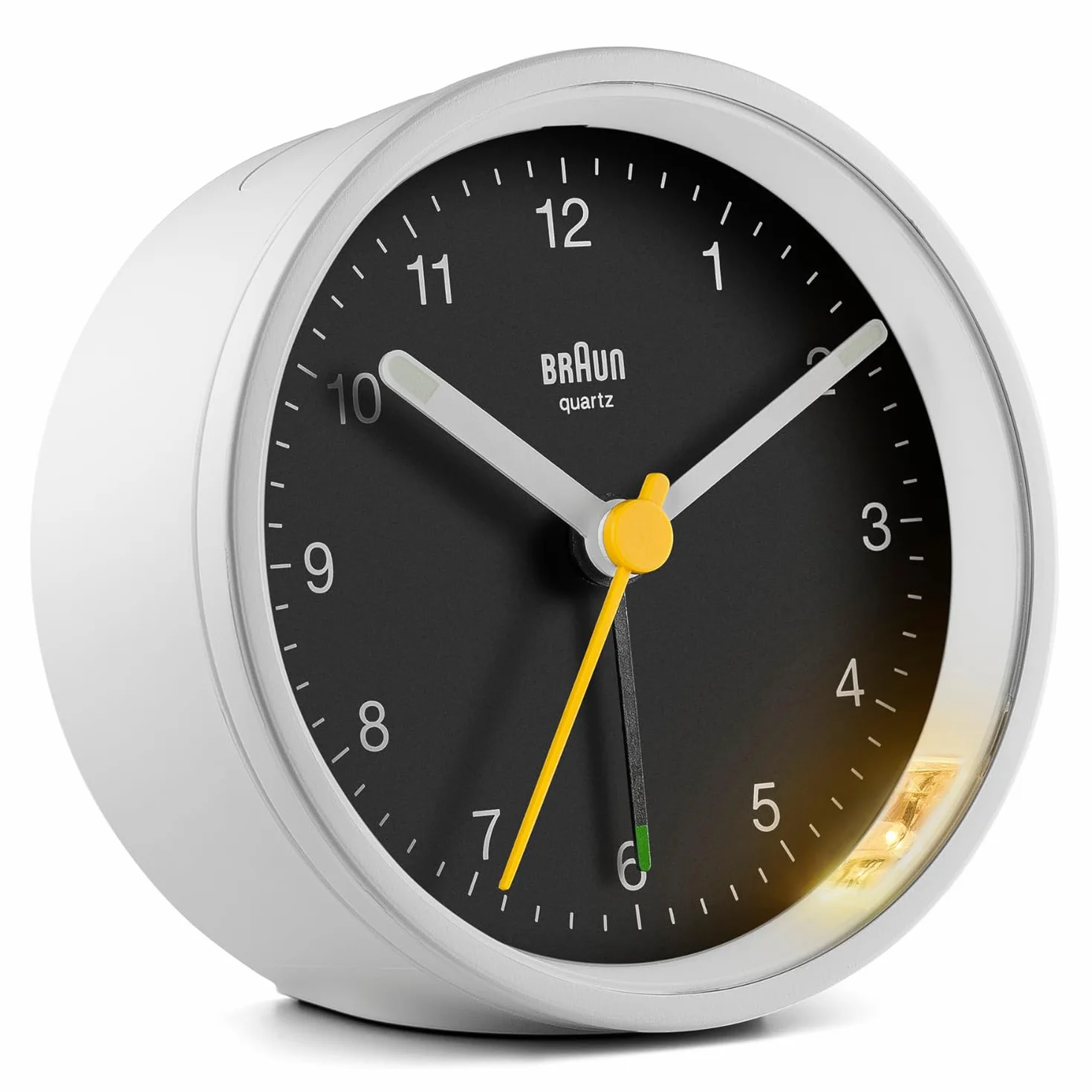 Braun Klassischer analoger Wecker Schlummerfunktion und Licht, ruhiges Quarzuhrwerk, Crescendo-Alarm in Weiß und Schwarz, Modell BC12WB.