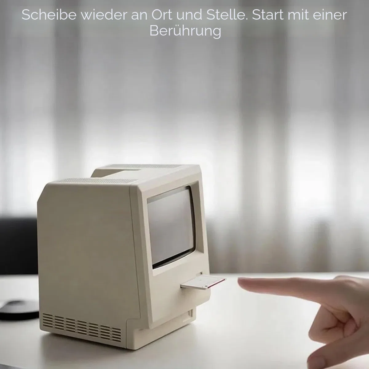 Maclock WB-8 Retro-Pixel-Wecker, elektronische Digitaluhr im Stil eines Computers aus den 80er Jahren von 1984 mit großem LCD-Display, USB-Tischuhr für das Schlafzimmer, mehrere Weckfunktionen, Kalend