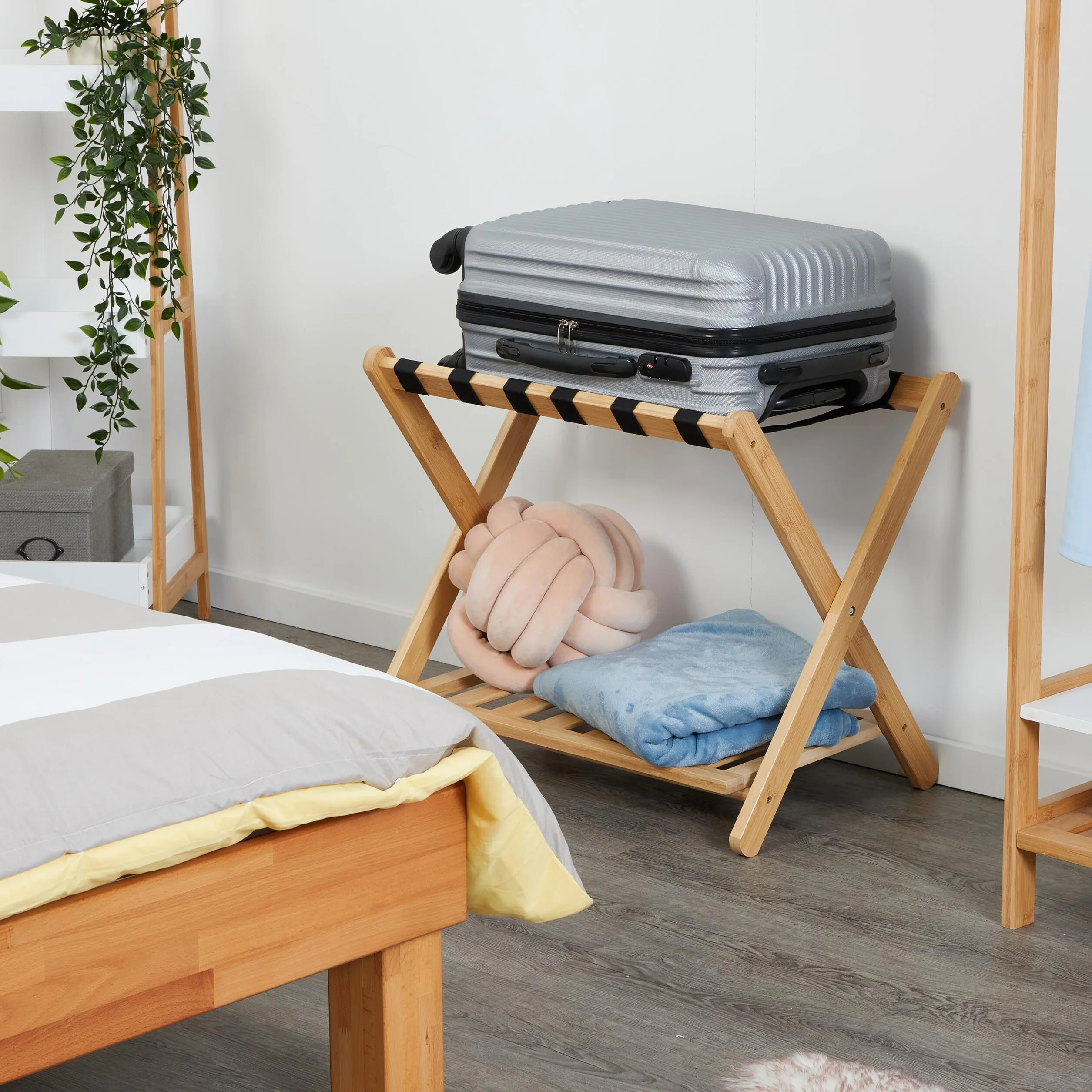 Relaxdays Kofferständer, klappbar, Bambus, HBT: 56 x 68,5 x 41,5 cm, Gepäckständer mit Ablage, Kofferablage Hotel, Natur