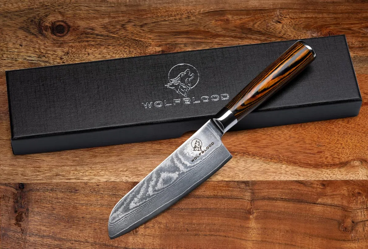 Wolfblood Damastmesser Santoku Messer L(24cm/13cm Klinge) TÜV geprüfter 62 HRC Damaststahl aus 67 Lagen I Damast-Küchenmesser Santokumesser mit Holzgriff Geschenkbox und Klingenschutz