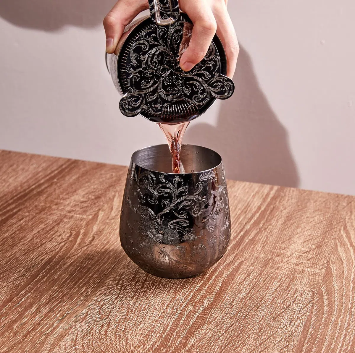 SKY FISH Stiellose Weingläser aus Edelstahl, Geätzte Edelstahl-Gläser, 4 Stück Gin Gläser, 500ml, Handwäsche, Schwarz