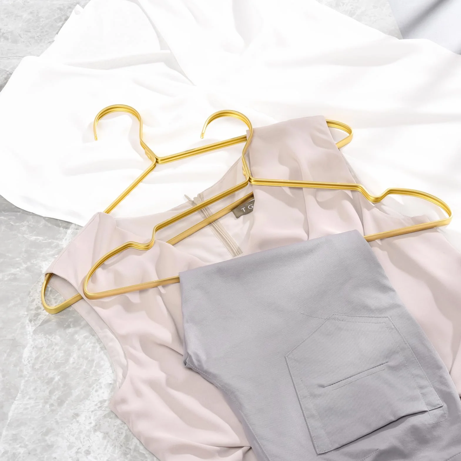 Amber Home 20 Stück 42cm Leichte Aluminum Eisen Kleiderbügel, Matt Gold Metall Kleiderbügel aus mit Rutschfester Nut für Anzug T-Shirt Hemd Jacke Kleid Hose