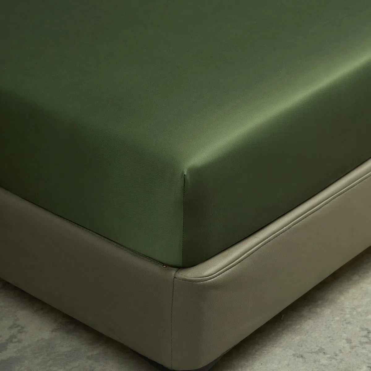 Spannbettlaken 180x200 Bambus Grün Olivgrün Kühlende Atmungsaktiv Bettlaken 50% Bambus und Mikrofaser Spannleintuch 180 x 200 Doppelbett Uni Leintuch für Hohe Matratze Hoher Steg bis 25-30 cm