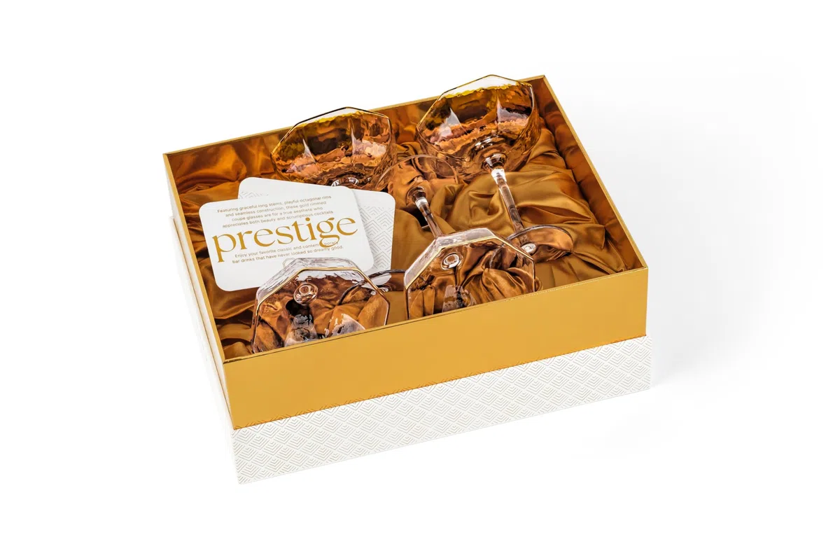 GLASSIQUE CADEAU Kleine 150 ml Prestige Espresso Martini Gläser mit Goldrand für Daiquiri, Cocktail, Champagner | 4er Set | Achteckige Kristall Coupe Gläser mit Langen Stiel | Elegante Martinigläser