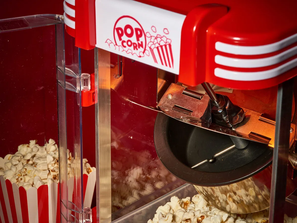 SALCO Retro-Popcornmaker – Popcornmaschine im 50er Jahre Kino-Stil, 300 W, Kessel mit Antihaft-Beschichtung, eingebautes Rührsystem, inkl. Popcornschale & Messlöffel, Beleuchtung im Auffangbehälter