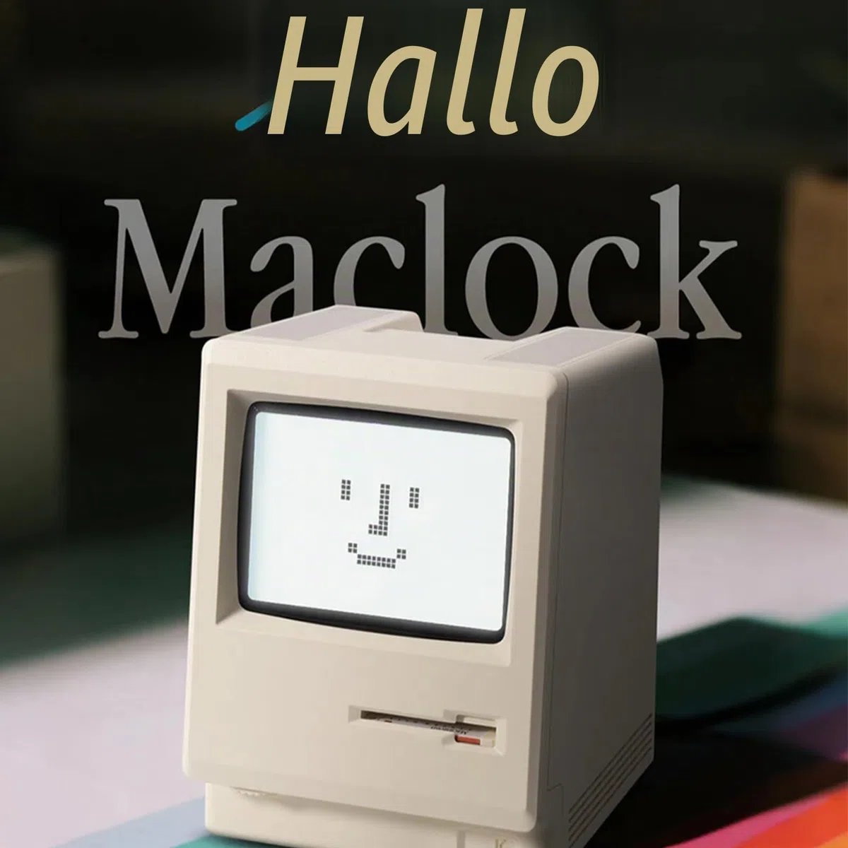 Maclock WB-8 Retro-Pixel-Wecker, elektronische Digitaluhr im Stil eines Computers aus den 80er Jahren von 1984 mit großem LCD-Display, USB-Tischuhr für das Schlafzimmer, mehrere Weckfunktionen, Kalend