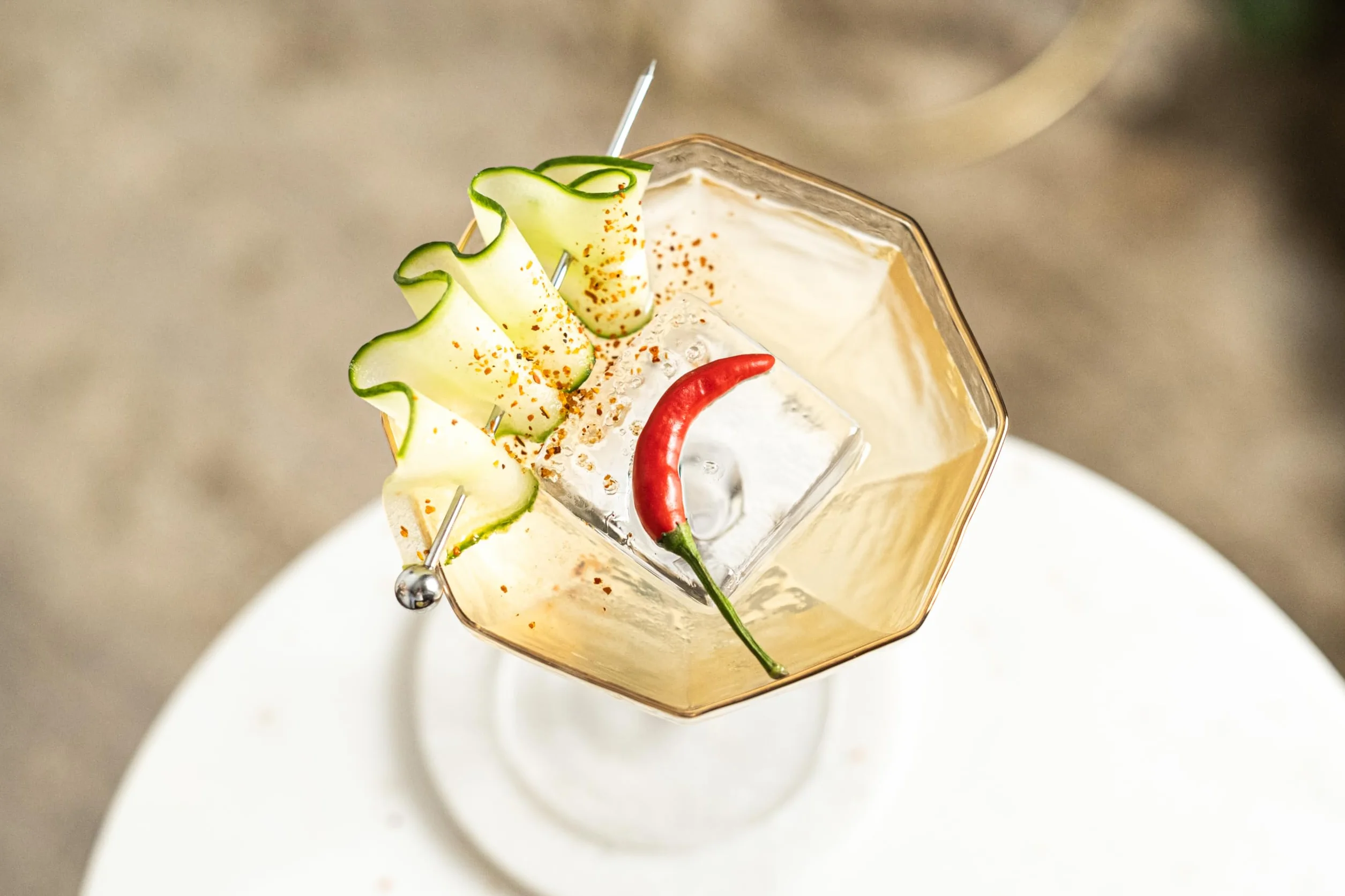 GLASSIQUE CADEAU Kleine 150 ml Prestige Espresso Martini Gläser mit Goldrand für Daiquiri, Cocktail, Champagner | 4er Set | Achteckige Kristall Coupe Gläser mit Langen Stiel | Elegante Martinigläser