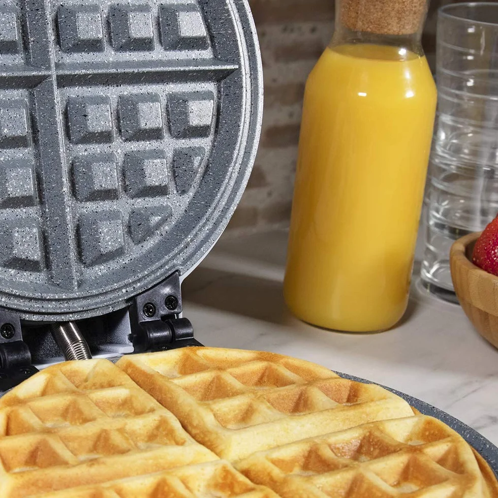 Cecotec Waffeleisen Fun Gofrestone.RockStone Antihaftbeschichtung, 3 austauschbare Platten (Waffeln, Saloons, Muffins) Spülmaschinenfest, 700 W.