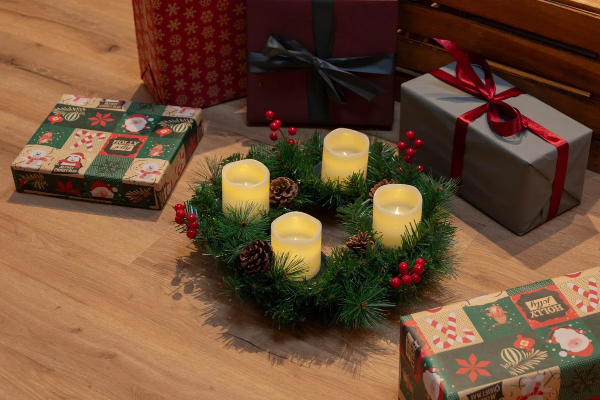 Künstlicher Adventskranz Ø 45 cm mit 4 LED Kerzen aus Echtwachs in rot oder Creme | praktische Fernbedienung mit Timer und Lichtfunktionen | inkl. Kerzenhalter | nadelfrei (Creme)