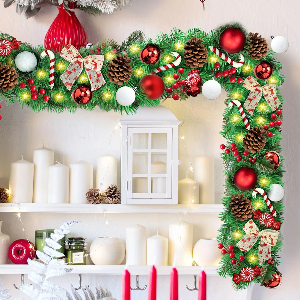 Weihnachtsgirlande 2.7M,mit Beleuchtung 50 LEDs warmweiß, Kommt mit 45 Weihnachtsaccessoires，Künstliche Tannengirlande.Weihnachtsdeko Tannengrün mit Lichterkette & Deko für In- & Outdoor.