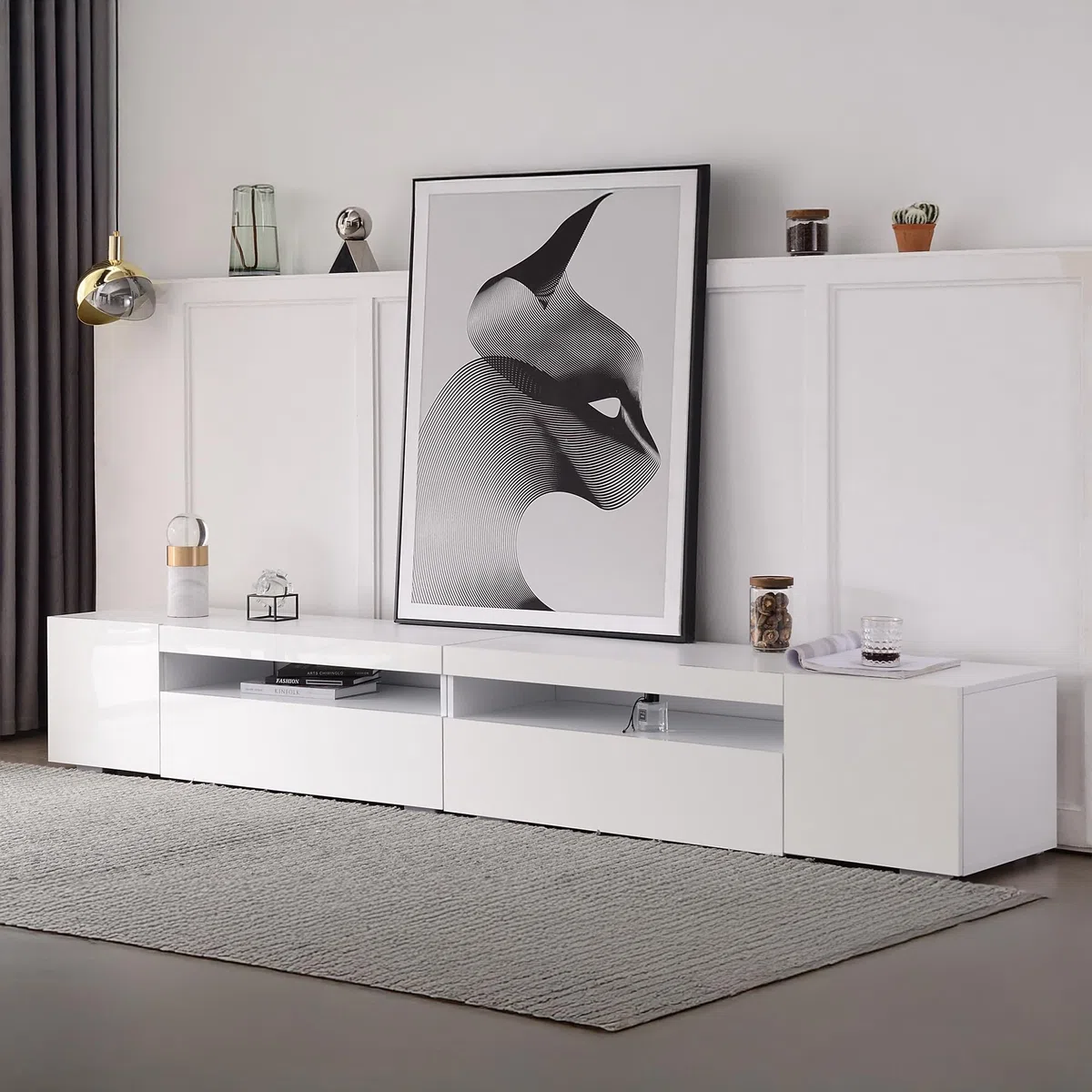 240cm TV Lowboard Weiß, Helles Panel TV Board Wohnzimmer mit Variable LED-Beleuchtung, Modern TV Schrank, Fernsehschrank, Wohnzimmer Möbel, Glänzendes Panel, Nicht Hochglänzend, Weiß