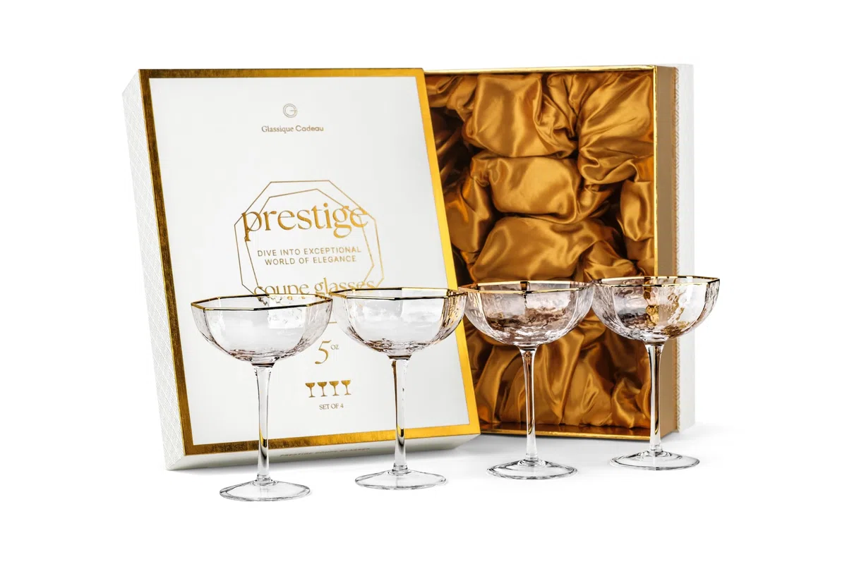 GLASSIQUE CADEAU Kleine 150 ml Prestige Espresso Martini Gläser mit Goldrand für Daiquiri, Cocktail, Champagner | 4er Set | Achteckige Kristall Coupe Gläser mit Langen Stiel | Elegante Martinigläser