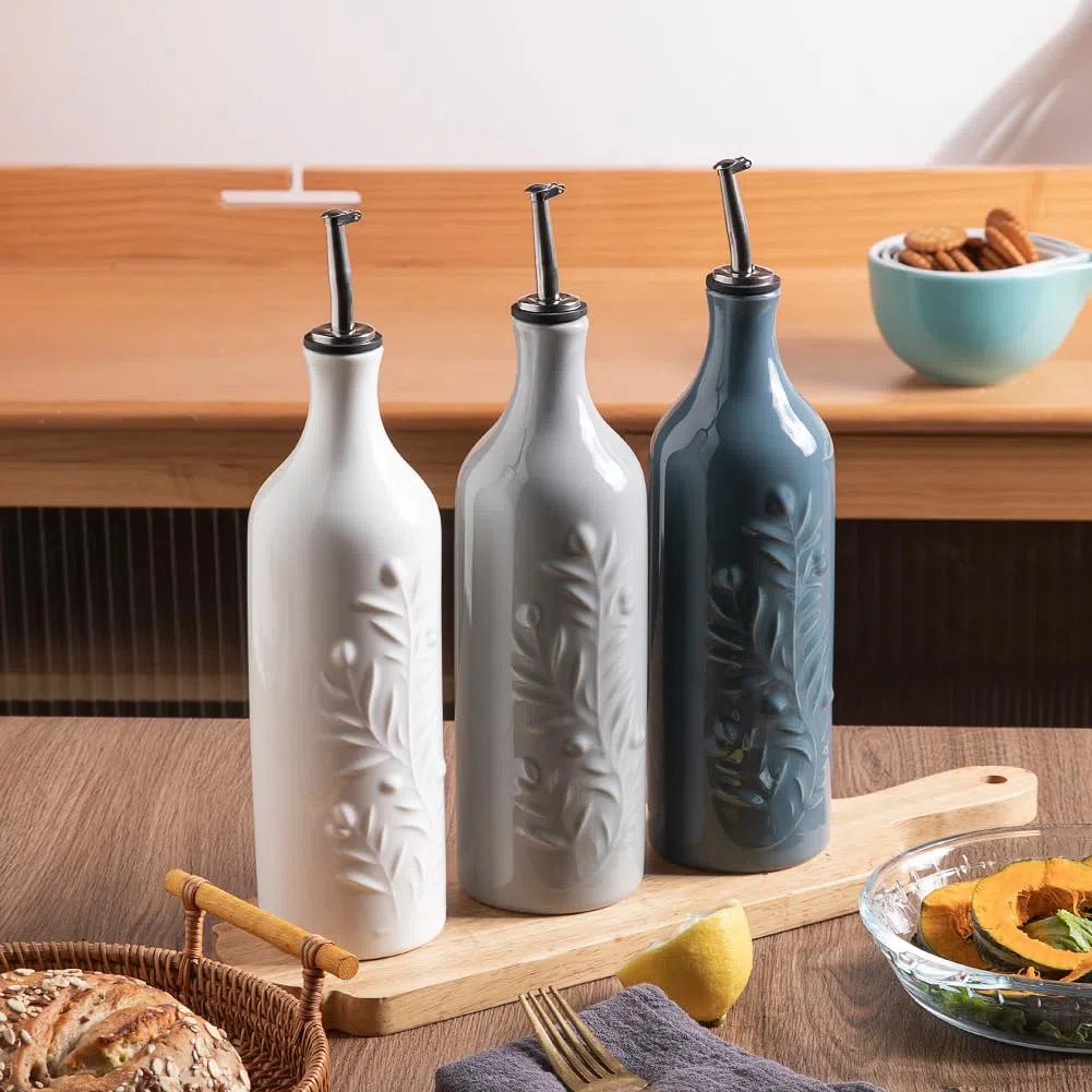 Sweejar Home Große Keramik-Olivenöl-Spenderflasche, 700 ml Relief Opaque Öl-Menage Schützt vor Oxidation, Flasche für EVOO, Essig, Sojasauce, Nebelblau