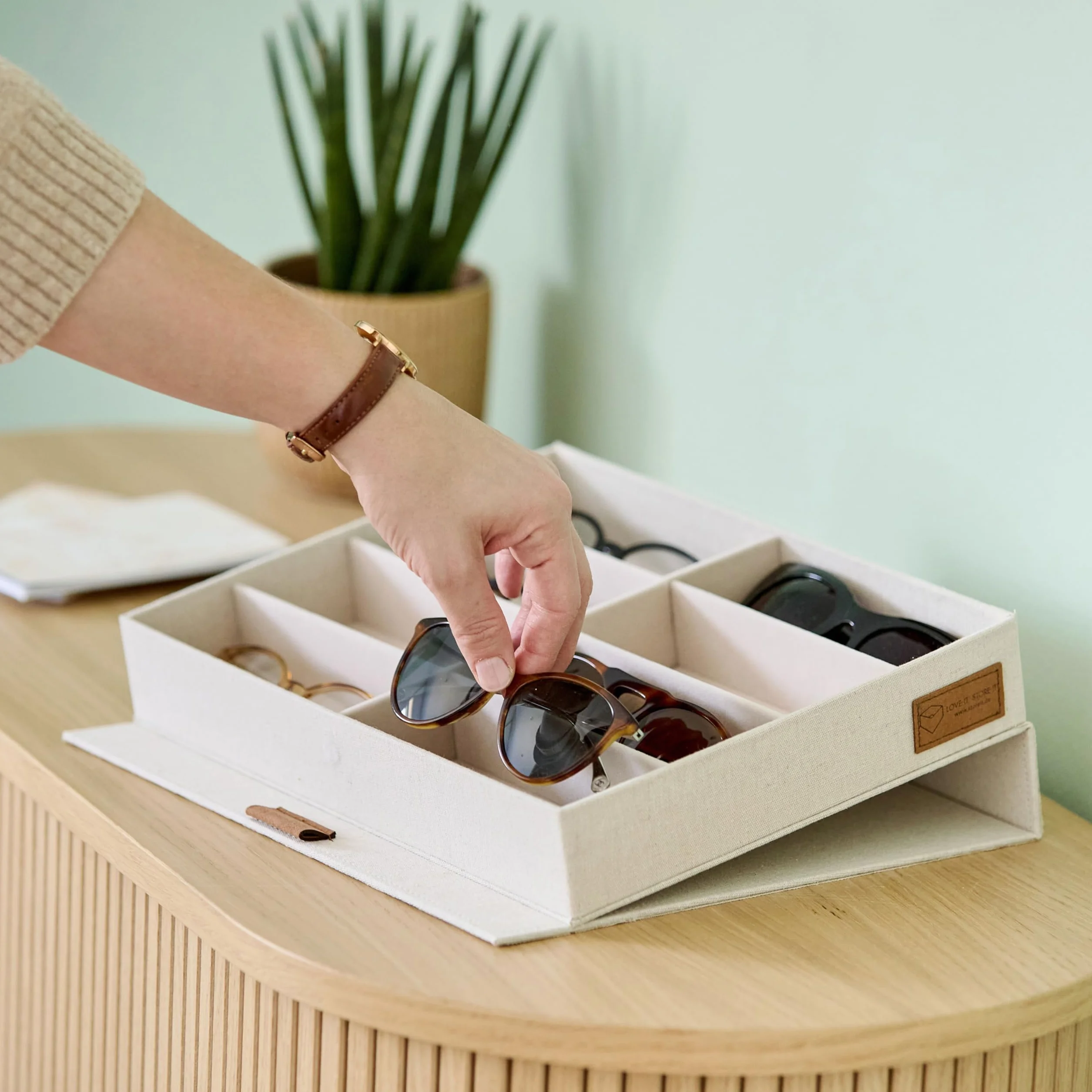 LOVE IT STORE IT Premium Brillenbox für 8 Sonnenbrillen - Aus Leinen Stoff - Brillenaufbewahrung mehrere Brillen - Verstärkt mit Holz - Beige - 32x25x5,5 cm