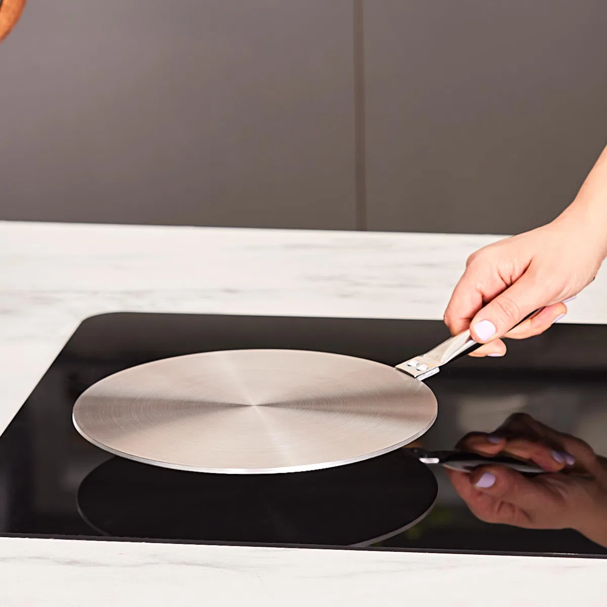 Karaca Induktionssockel 23,5 cm - Robuster Stahlsockel für optimale Wärmeverteilung auf Induktionskochfeldern - Stabile Plattform für Kochtöpfe und Pfannen