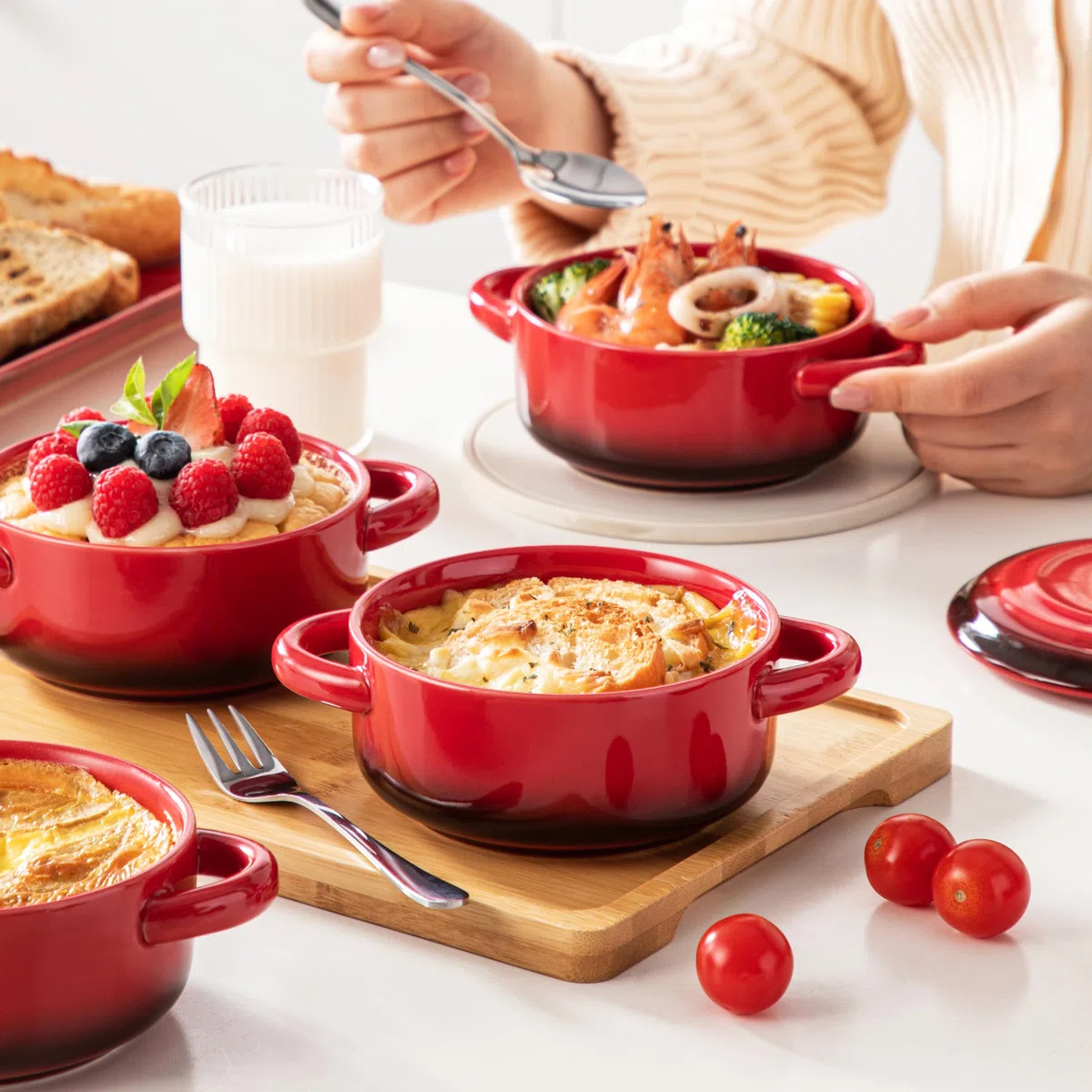 LOVECASA Auflaufförmchen aus Steinzeug, 4 teilige Souffle Förmchen mit Deckel, Mini Cocotte, Kleine Auflaufform, Steinzeug mit Griffen zum Backen, Souffle