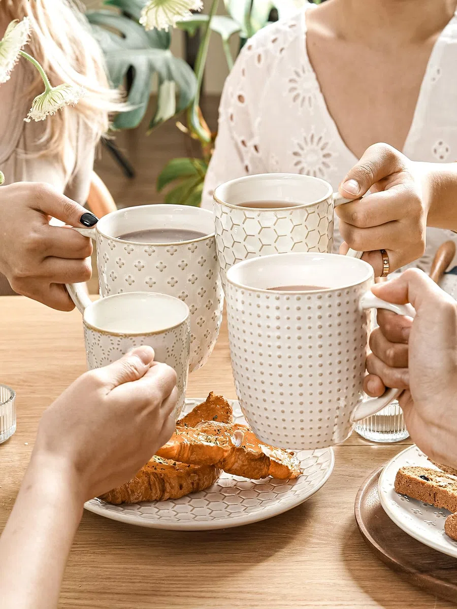 LE TAUCI Kaffeetassen Set, 473 ml, Keramiktassen Kaffeebecher, Prägetassen Große Tassen für Latte, heißen Tee, Cappuccino, 4 Stück, Arktisweiß